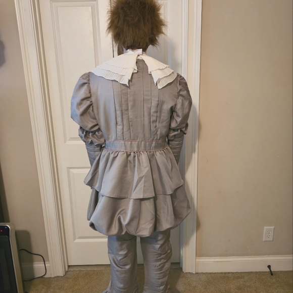 Authentic 2017 IT Pennywise screen worn prop/costume. Excellent quality & condit - Picture 10 of 10